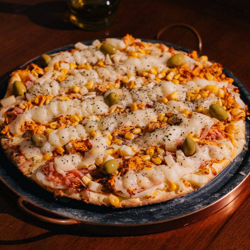 Mussarela, presunto, cebola, frango, milho, palmito, azeitonas, Catupiry e orégano.