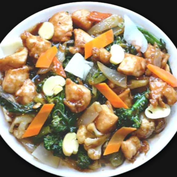 file de frango fatiado com acelga, repolho, cenoura, couve-flor, brócolis, cebola, pimentão, temperado com molho shoyo.