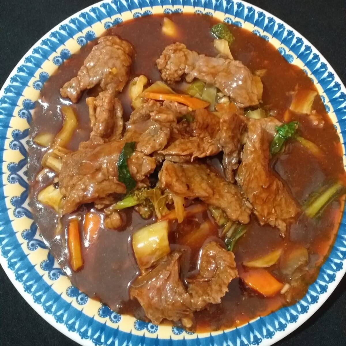 Arroz Blanco con Lomito y Verduras en Salsa
