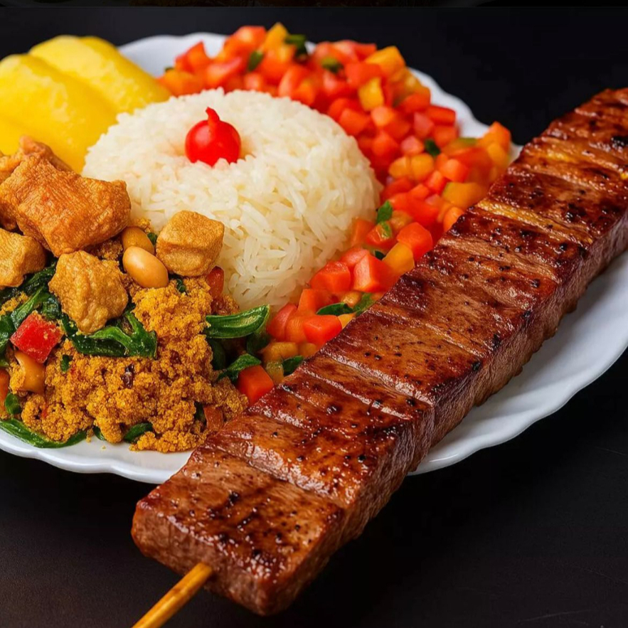 Arroz , feijão tropeiro , vinagrete e mandioca + espeto