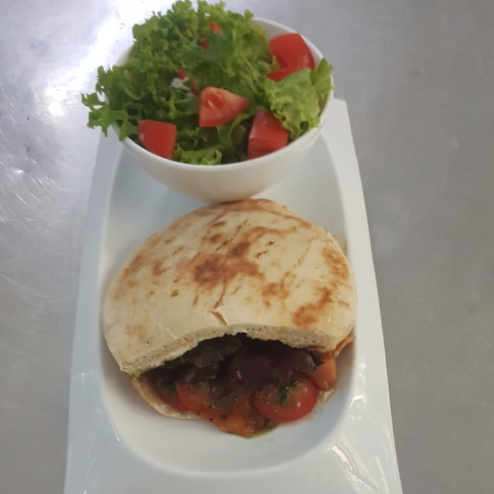 Pita Salmon con Ensalada de La Casa