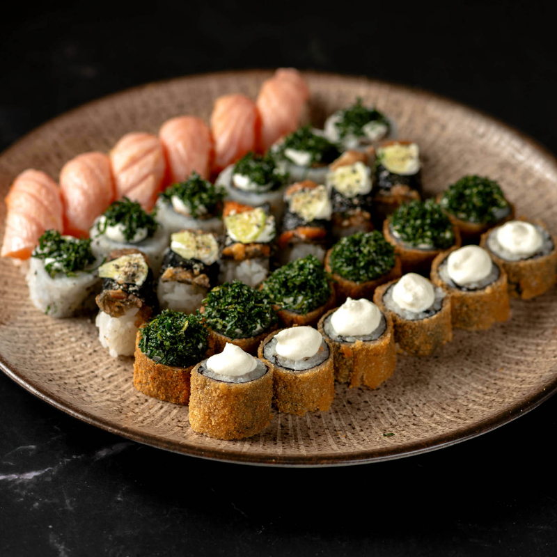 5 Niguiri Salmão Flambado, 5 Niguiri Skin, 5 Uramaki Skin com Couve, 5 Hot Holl Couve, 5 Hot Holl Tradicional