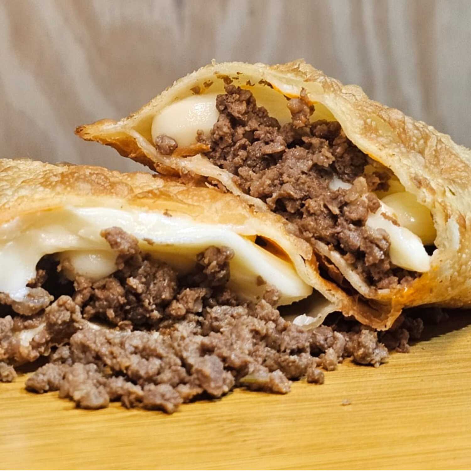 Delicioso pastel recheado com carne moída suculenta e cremoso catupiry. Uma combinação irresistível de sabores e texturas.
