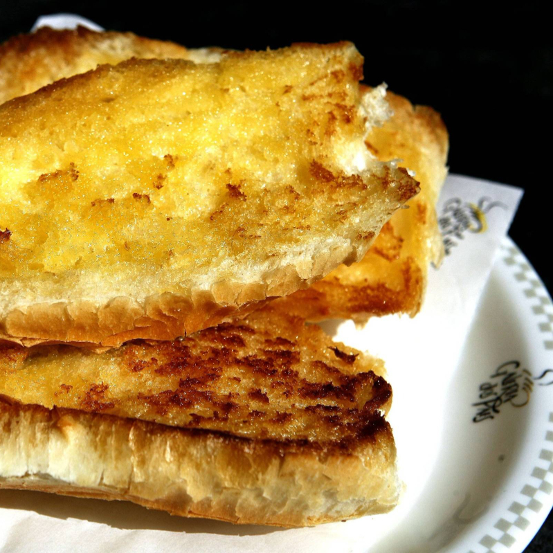 Pão frances com manteiga na chapa
