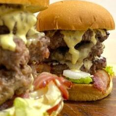 Pão, 2 carnes 130g, creme provolone, Bacon, presunto, alface, cebola, tomate, molho opcional maionese e barbecue