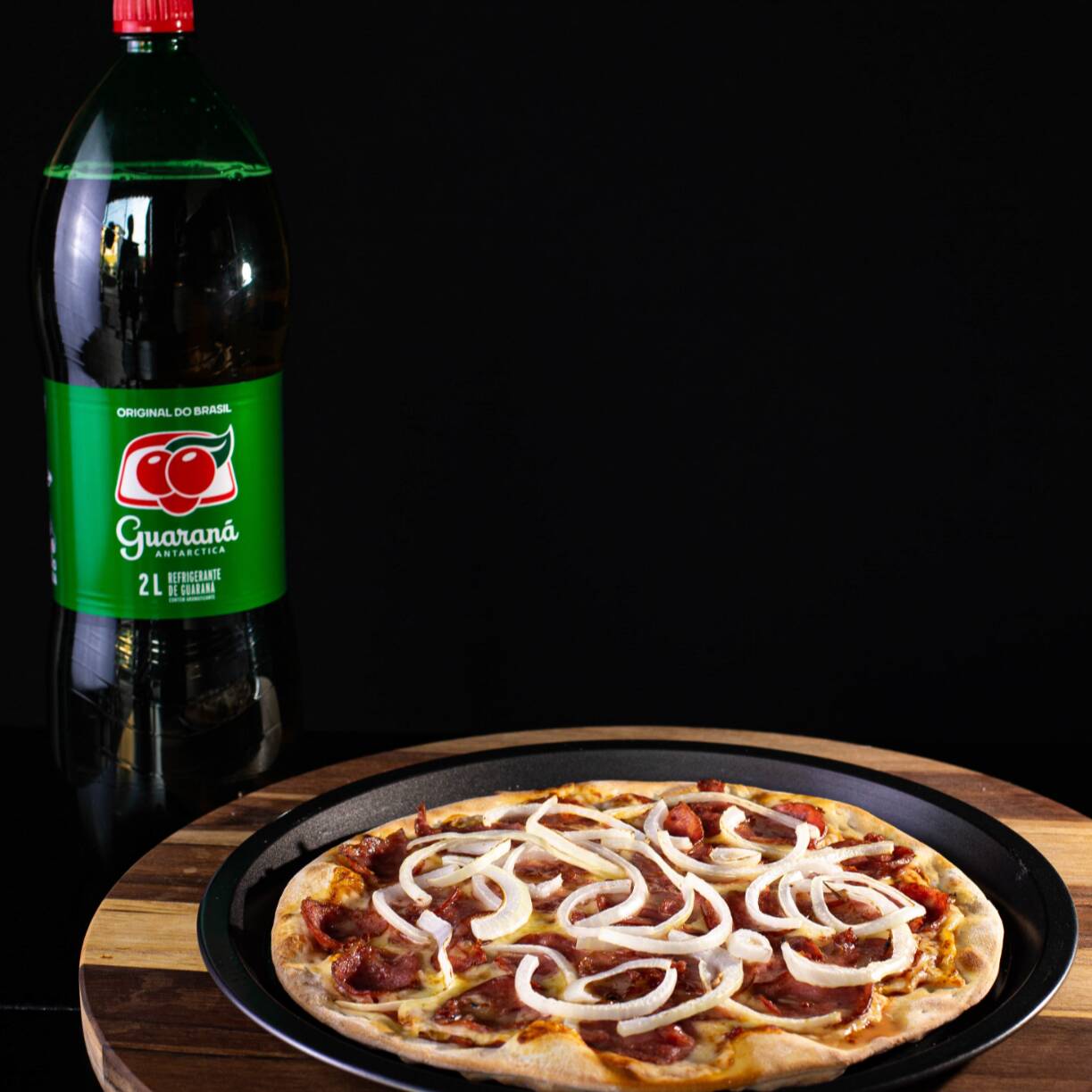Aproveite nossa Promoção Gigante com Refrigerante! Uma exuberante Pizza Gigante de 45cm, feita com ingredientes frescos e selecionados. Prepare-se para um festival de sabores que irá encantar seu paladar. Além disso, acompanha um refrescante Refrigerante de 1,5l para completar sua experiência gastronômica. Perfeito para compartilhar com amigos ou família. Não perca esta deliciosa oportunidade!