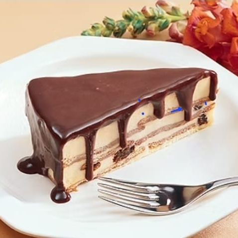 Biscoito maisena intercalados com creme alemão e passas ao rum, cobertos com calda de chocolate. (INGREDIENTES Biscoito Maria, Leite em pó desnatado, Cacau em pó, Run, Água, Açúcar, Gema pasteurizada, Margarina, Gelatina sem sabor, Sal, Essência de Baunilha, Creme Vegetal, Creme de Leite, Uvas Passas, Cacau alcalino, Gerba de Leite, Gerba à base de água. Contém glúten. )