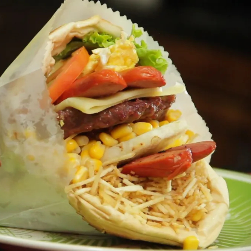 Carne Suculenta, Bacon Crocante, Mussarela Derretida, Milho Doce, Batata Palha, Alface e Tomate No Pão Macio Que Derrete Na Boca!