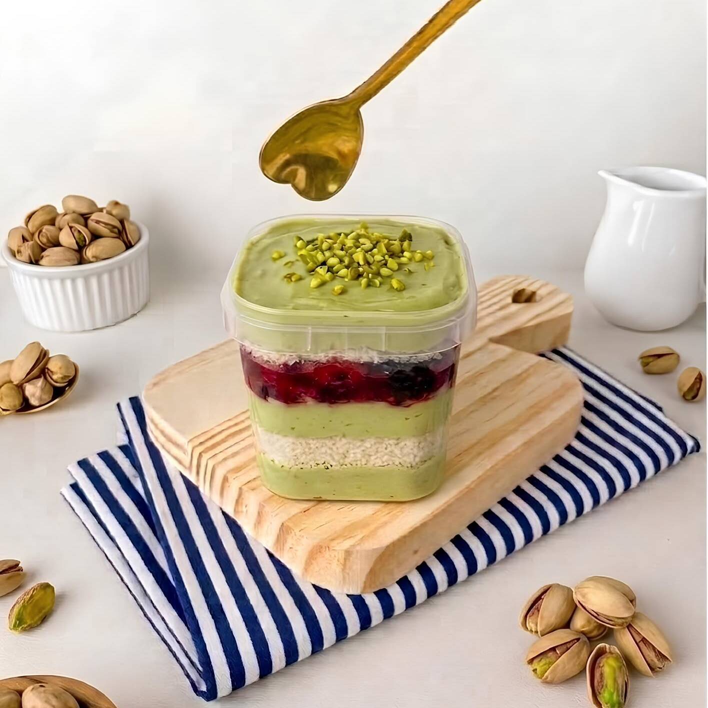 Massa de bolo macia, recheada com um creme de pistache feito com pistache de verdade e uma deliciosa geleia artesanal de frutas vermelhas, preparada com muito cuidado para trazer o equilíbrio perfeito entre o sabor marcante do pistache e o toque levemente azedinho e frutado da geleia.