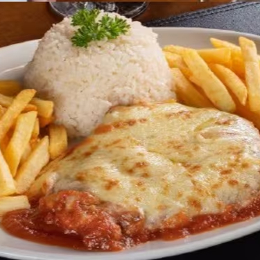 Filé de frango com queijo derretido ao molho de tomate, acompanhado de arroz, feijão e batata frita .