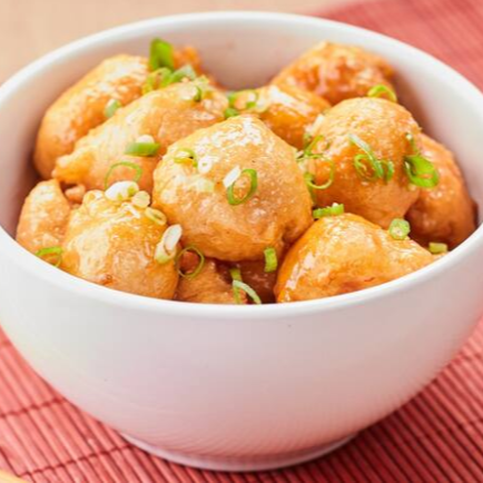 Deliciosas bolinhas de frango fritas, crocantes por fora e macias por dentro, temperadas com especiarias orientais para um sabor irresistível.