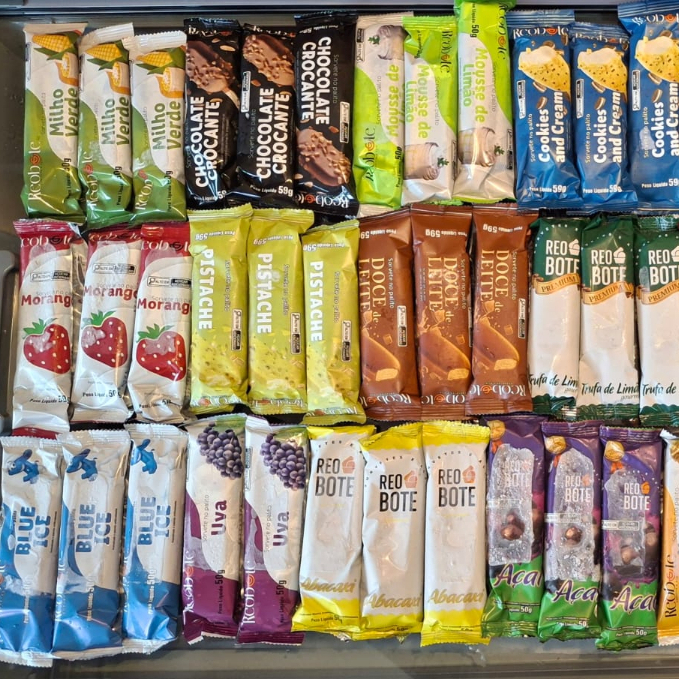 Ao leite ou a base d'àgua nossos picolés irão te surpreender! consulte sabores disponíveis! ABACAXI, LIMÃO, GROSELHA, AÇAÍ, MOUSSE MARACUJÁ, CHOCOLATE, BLUE ICE, MORANGO, UVA, LEITE CONDENSADO, MOUSSE LIMÃO, COCO BRANCO, COCO QUEIMADO