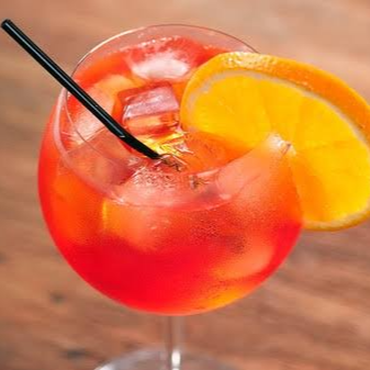 300ml - aperol, vinho branco, lima e gengibre.