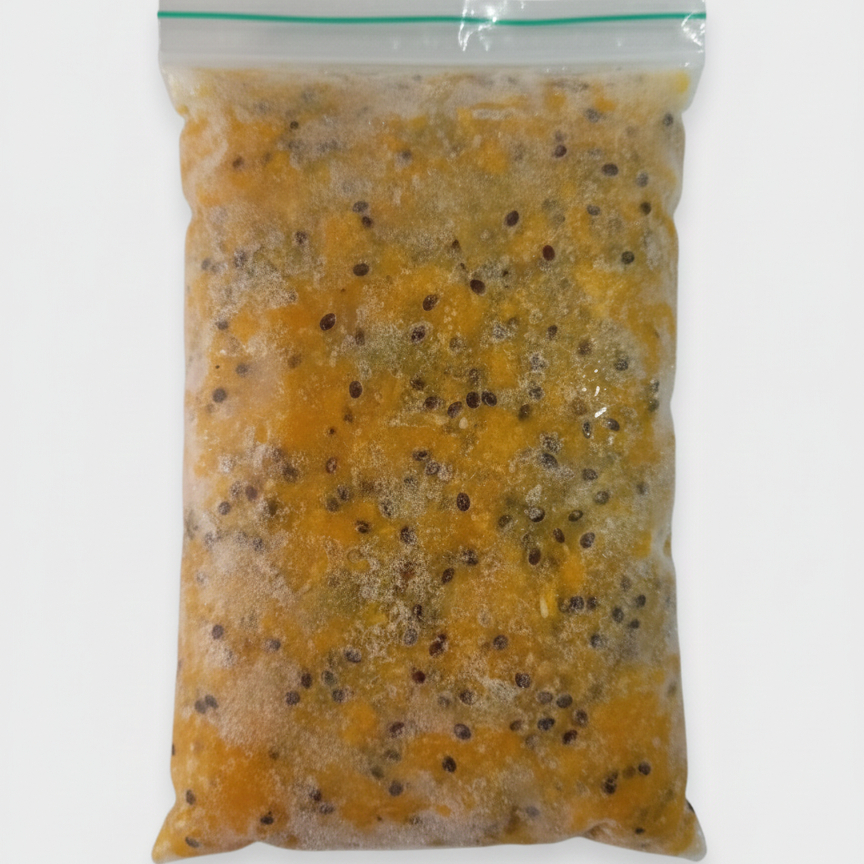 Polpa de maracujá natural, preparada artesanalmente e congelada, sem adição de açúcar ou conservantes.
