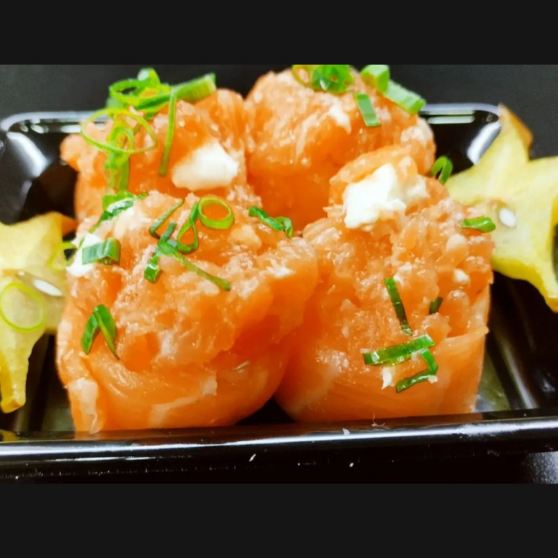 4 Unidades - Salmão, arroz e salmão batido com cebolinha