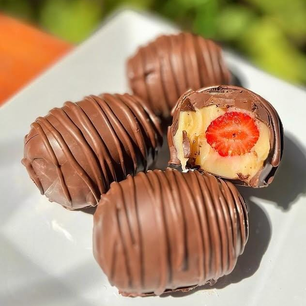 Morango fruta envolvido doce Ninho com cobertura chocolate blend.