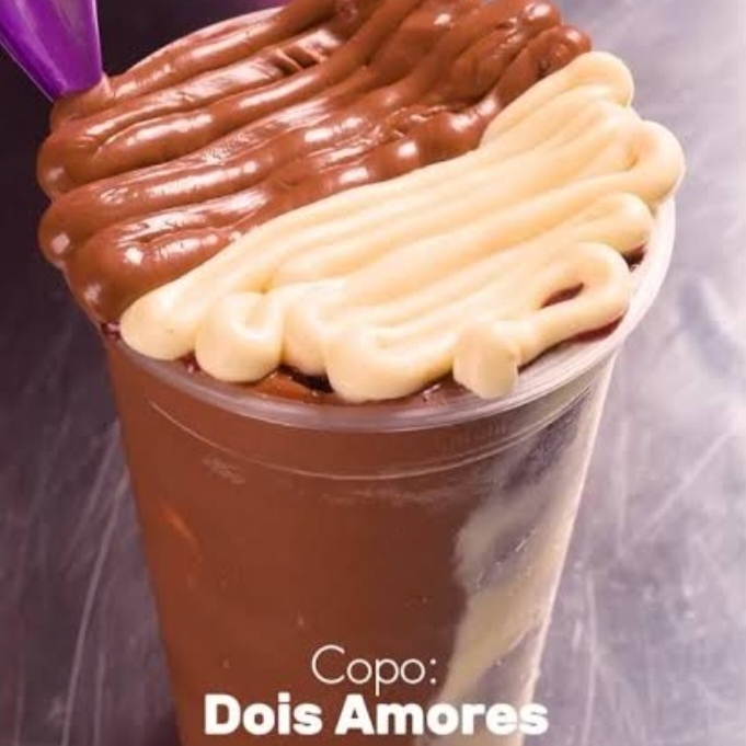 Açaí 700ml, com leite condensado, leite em pó, creme de ninho e avelã.