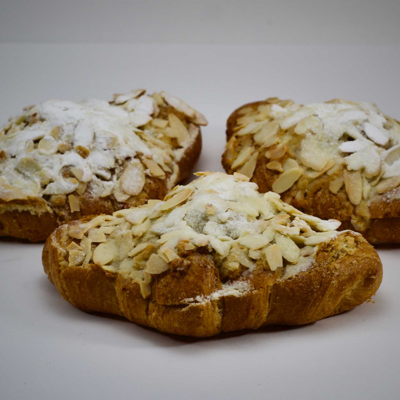 Cuernito de almendras y crema.