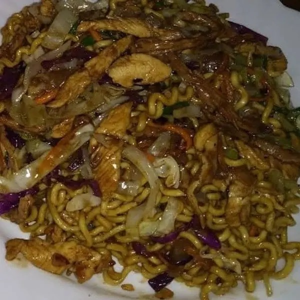 Yakisoba misto 250grs legumes e macarrão ,100grs de carne ,100grs de frango ,50grs de molhos ,totalizando 500grs.