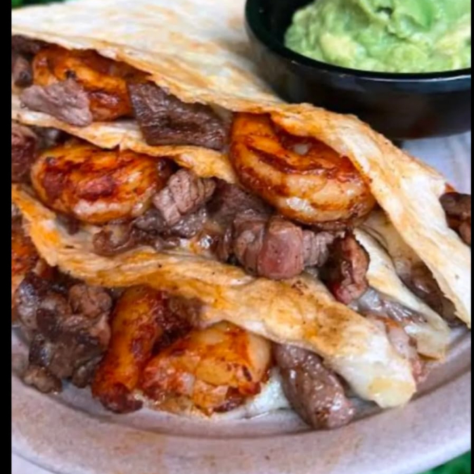 Quesadilla Mar y Tierra