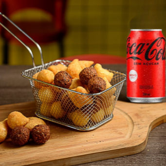 Combo de Salgadinhos Mistos – 15g cada Delicie-se com uma seleção irresistível de mini salgadinhos feitos com carinho e qualidade! Cada unidade pesa 15g e o combo vem com sabores variados, ideal para quem ama experimentar de tudo um pouco: Coxinha cremosa Queijo & Presunto Enroladinho de Salsicha Queijo Kibe crocante Risole de Carne Calabresa Não curte algum sabor? Sem problema! É só informar nas observações que a gente personaliza pra você.