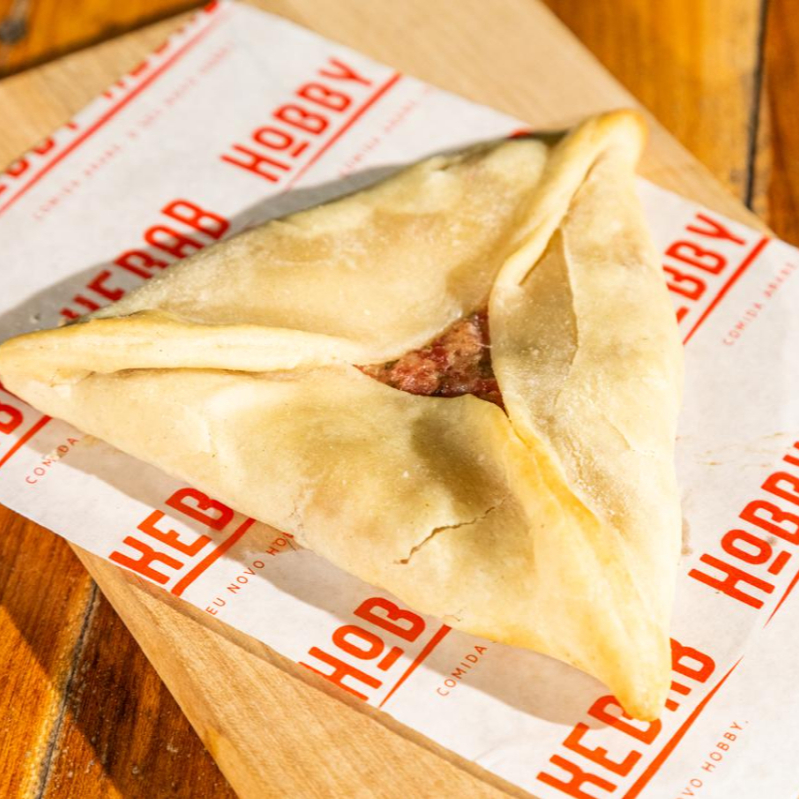 Esfiha de massa artesanal com recheio de calabresa e mussarela.