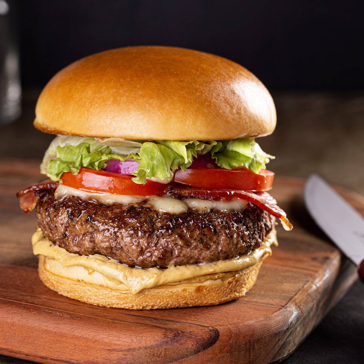PÃO DE HAMBURGUE PINCELADO NA MANTEIGA CARNE DE HAMBURGUE ARTESANAL MOLHO BARBECUE ALFACE E TOMATE