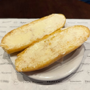 Deliciosa baguete Fran's Café com Requeijão