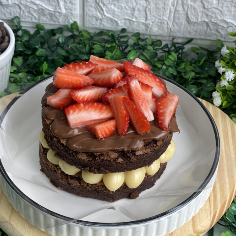 Nosso delicioso brownie, com brigadeiro de Ninho, Nutella e morangos frescos que são adicionados na hora em que você faz seu pedido.