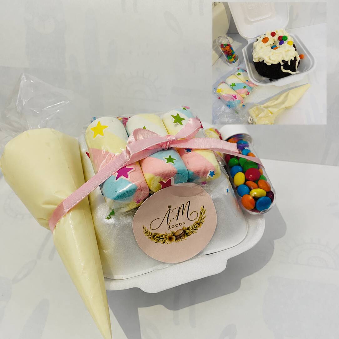 Mini bolo chocolate, recheio cremoso branco, confeitos e marshmallows.