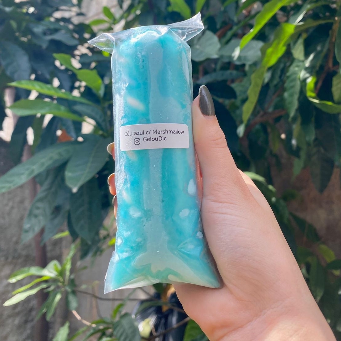 Um pedacinho do paraíso pra se refrescar: sabor céu azul, com marshmallow fofinho e irresistível!