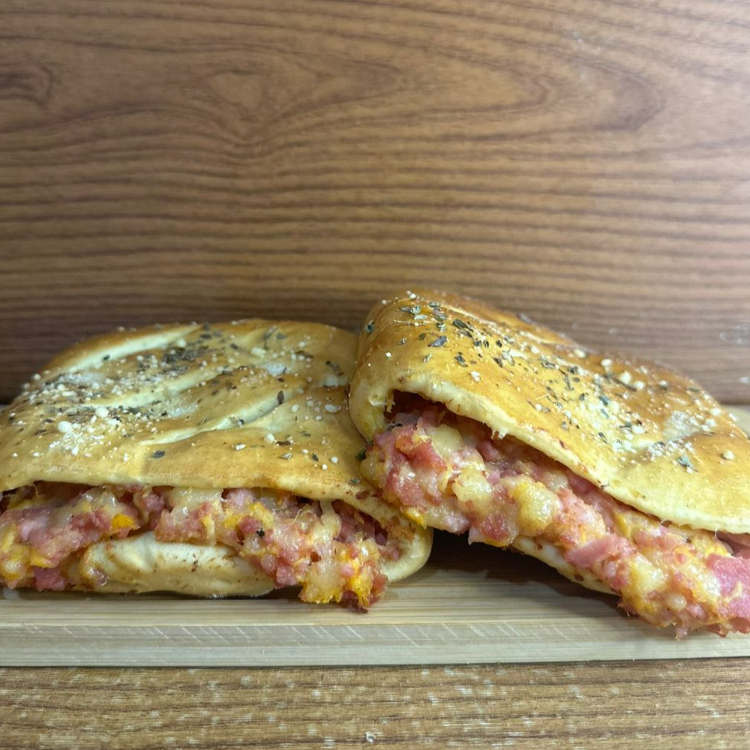 Pão pizza macio e recheado com frango, presunto e queijo.