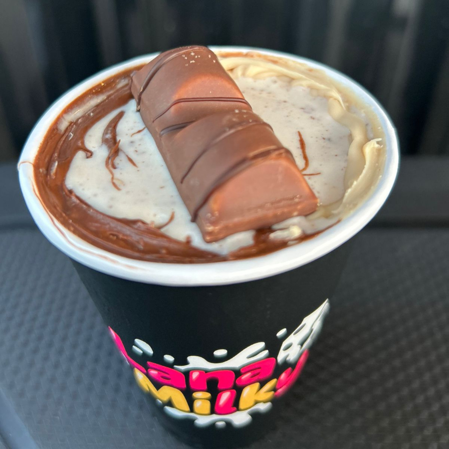 Sorvete cremoso batido com leite Ninho em pó, Nutella e creme Bueno, creme de bueno, Nutella e pedaços de kinder Bueno na borda.