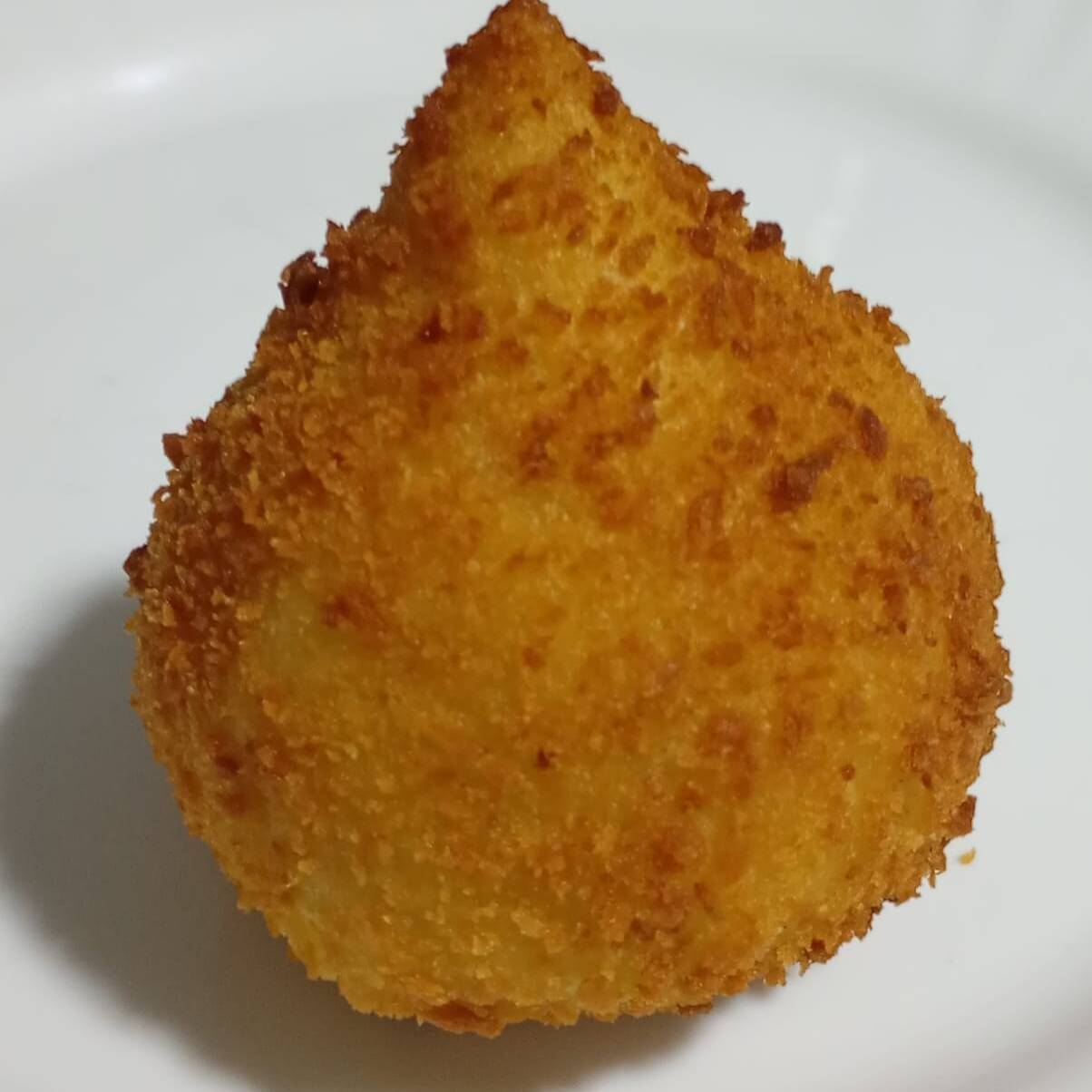 Coxinha de frango, bacon, catupiry de 150 gramas empanada empanada na Farinha Panko.