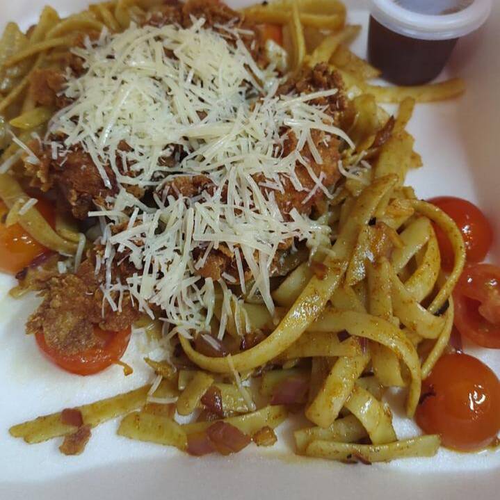 Pasta al Ajillo con Tiras Crispy