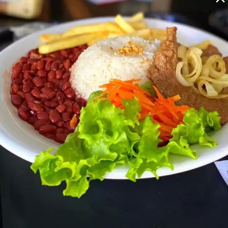 Arroz, feijão, Macarrão, picadinho de carne acebolado, Batata Frita e Salada.