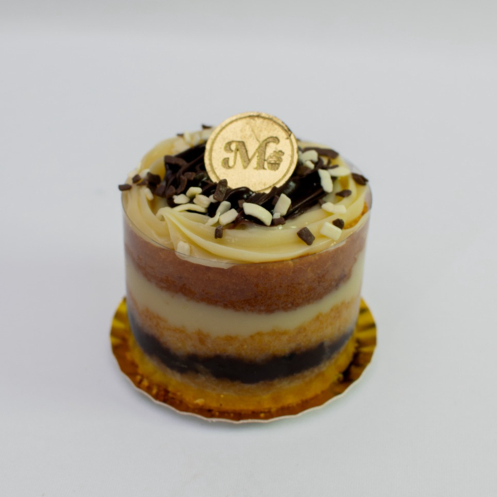 Mini bolo tamanho 8cm, massa branca e recheio de brigadeiro preto e brigadeiro branco. Embalado em embalagem para presente, acompanha 1 velinha.