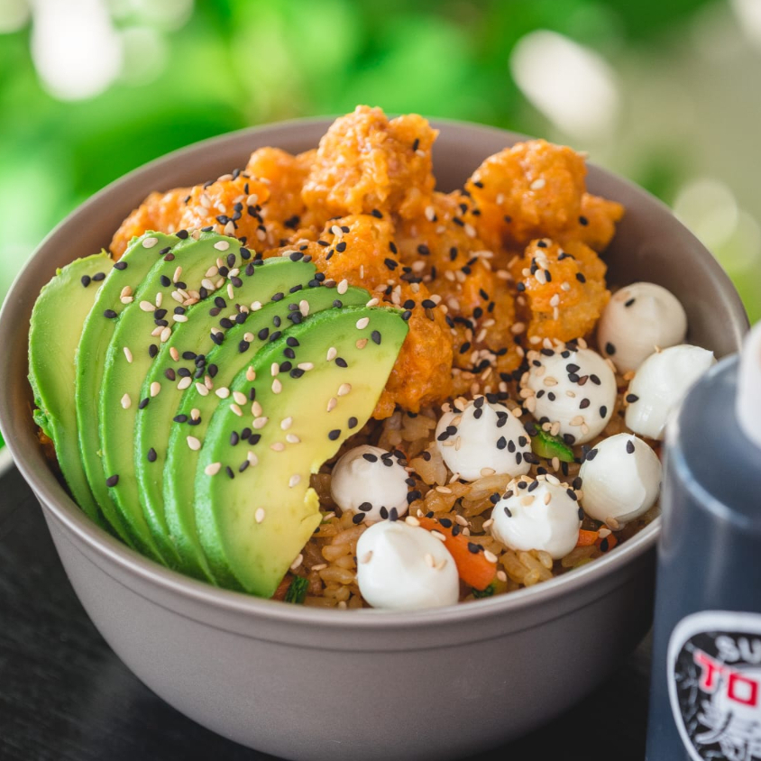 Yakimeshi con camarón empanizado