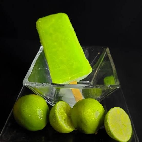 Paleta de agua de limon.