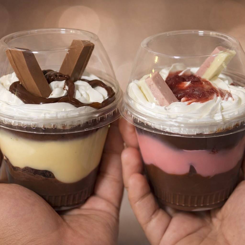 Camadas generosas de muito brigadeiro cremoso, pedaços de brownie irresistíveis, chantininho leve e muita Nutella para finalizar essa explosão de sabor.