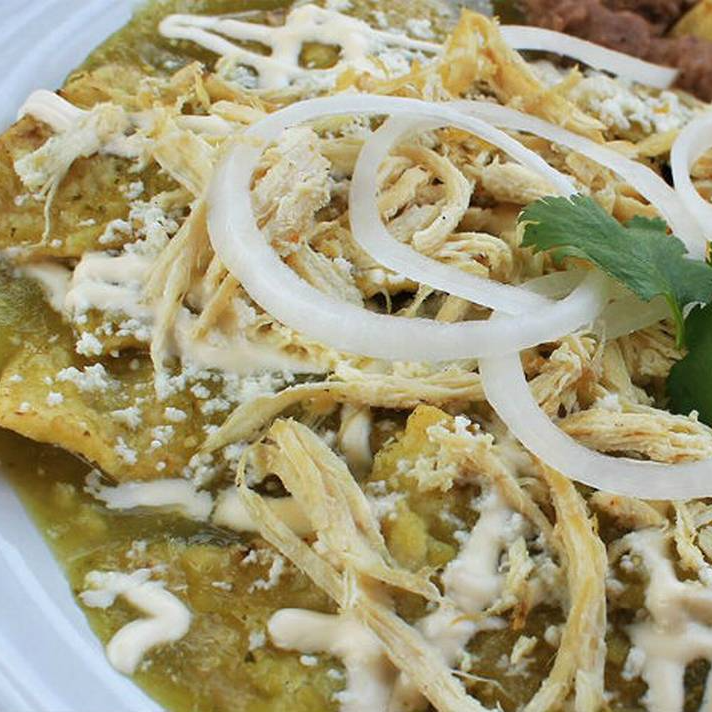Chilaquiles con Pollo: + Bebida