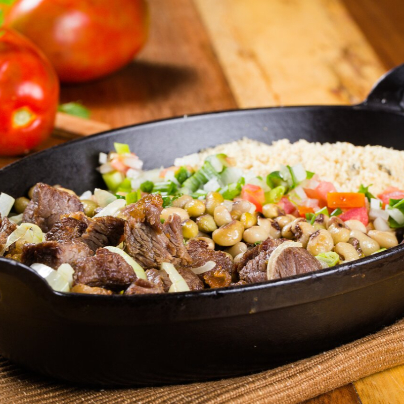 Delicioso feijão sempre verde, arroz temperado, farofa crocante, vinagrete fresquinho e queijo coalho.
