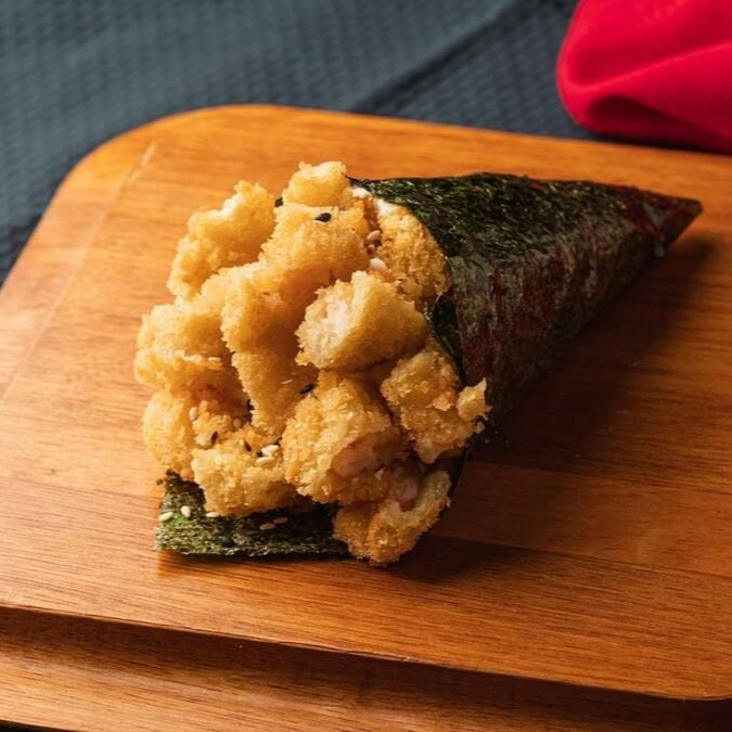 Temaki enrolado na alga recheado com camarão empanado e cream cheese
