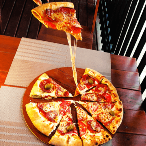 Molho de tomate caseiro, mozarela, tomate em rodelas, salame tipo italiano especial salpicado com provolone.