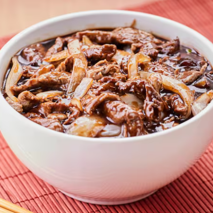 Tiras de carne, acompanhadas de cebolas douradas e temperadas mergulhadas no molho oriental, com toque que realça o sabor de cada ingrediente.