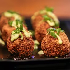 Croquete de Costela 300g Crocante por Fora e Macio por Dentro, Recheado com Carne de Costela Desfiada e Temperada. Um Petisco Suculento e Irresistível.