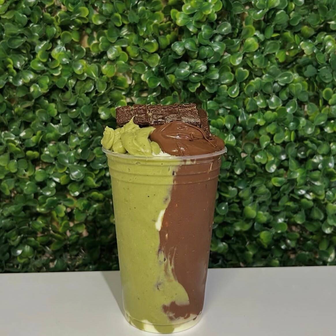 Açaí, Creme de Pistache, Nutella e Leite Condensado.
Podendo escolher a fruta que deseja!!