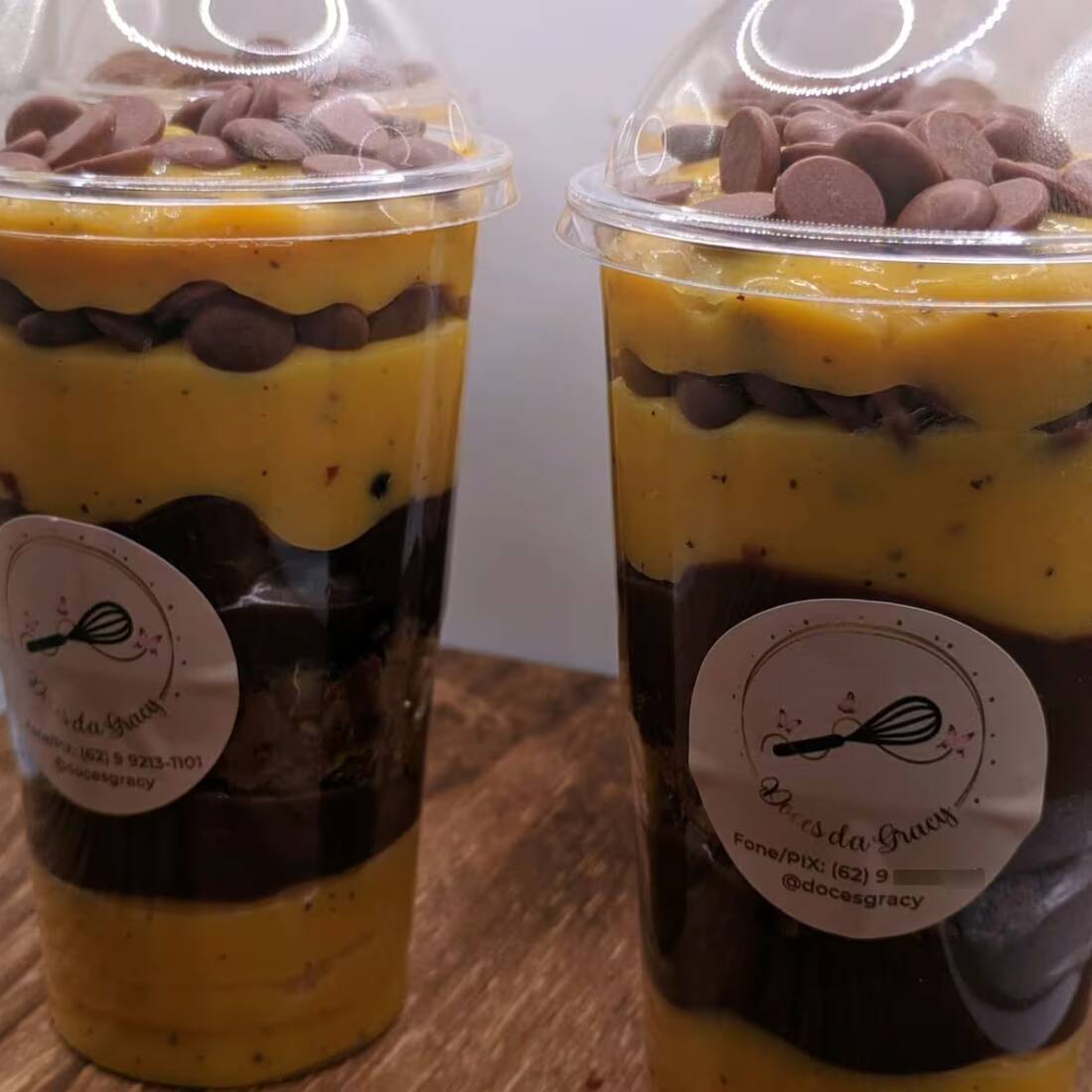 Explosão de sabores em cada colherada: Brownie úmido e chocolatudo. Mousse de Maracujá refrescante. Creme de Brigadeiro cremoso. Gotas de Chocolate ao Leite para aquele toque final. Uma mistura perfeita de doce e azedinho que você vai amar! Garanta o seu agora no Doces da Gracy!