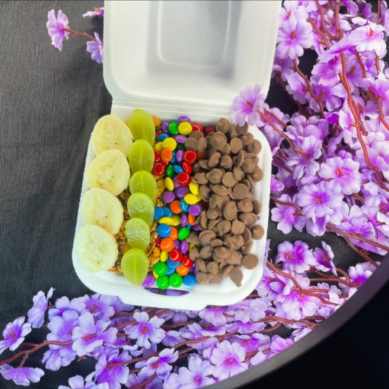 acompanha 4 adicionais, 2 frutas e 2 caldas