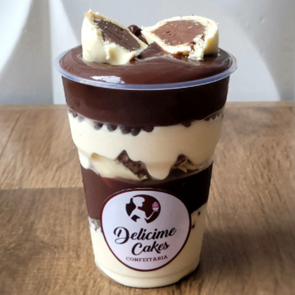 Copo da Felicidade Ouro Branco - 200ml Copo perfeito para sua vontade de bombom de colher! Na montagem temos creme branco levinho, pequenas bolinhas crocantes de chocolate que remete o crocante do recheio do bombom, delicioso brigadeiro 50%cacau e bombom Ouro Branco Original!